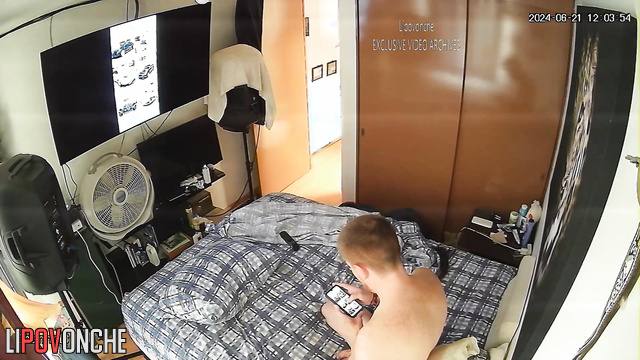 Naked guy jerking off on secret porn (before his wife arrived)