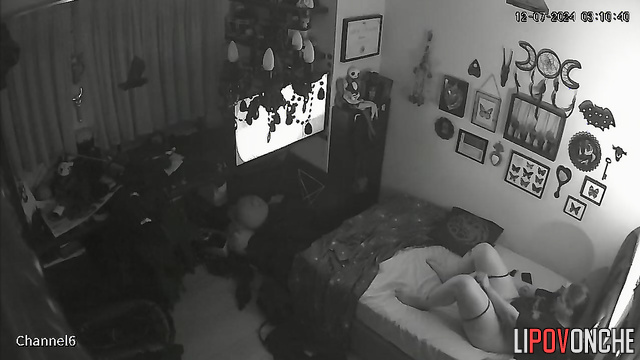 Single lady masturbating on hardcore porn right now