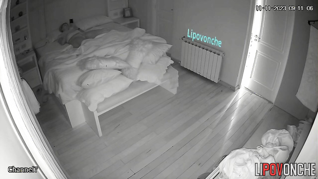 Blonde is no hurry to get ready for work (hidden video)