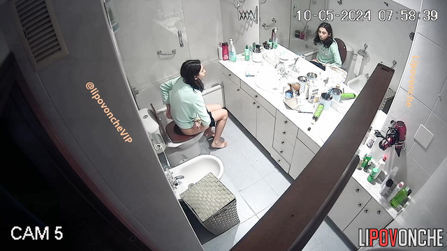 Skinny brunette peeing and watching in the mirror