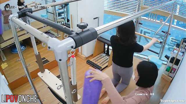 Girls are making their body shape look better (hidden camera in Asian gym)