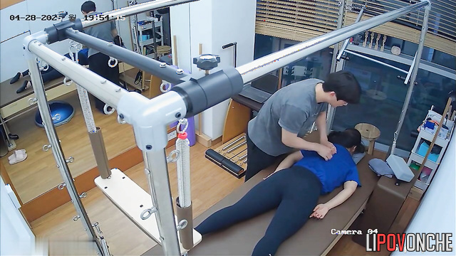 Girls are making their body shape look better (hidden camera in Asian gym)