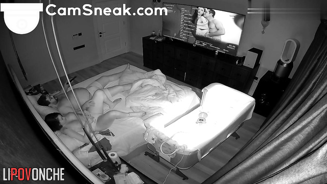 A seductive wife persuaded her husband to turn on porn and gave him a blowjob