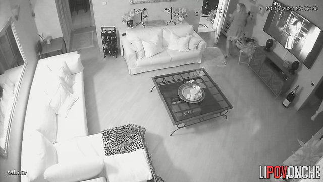 After champagne, a drunk prostitute sits on a new client's dick