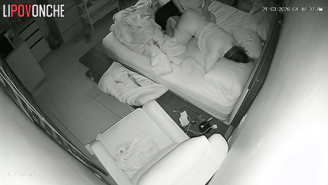 The chubby girl seduced her husband and took his cock in her mouth