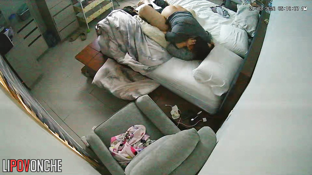 The chubby girl seduced her husband and took his cock in her mouth