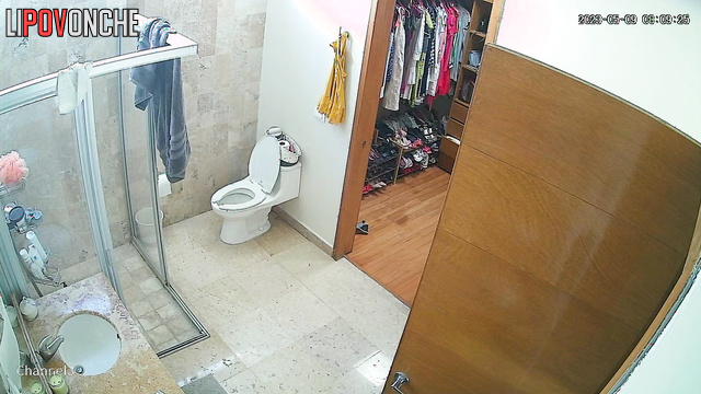 After peeing, a cute naked mommy with a big butt takes a shower