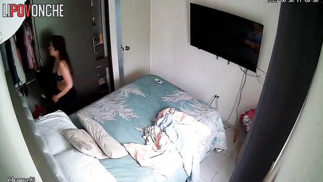 After her shower, the seductive mommy brings herself to orgasm with a vibrator