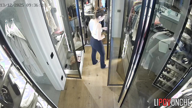A girl didn't notice that her sexy bare butt was reflected in the locker room mirror