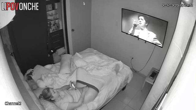 A bored charmer satisfies her lust by watching porn on her phone