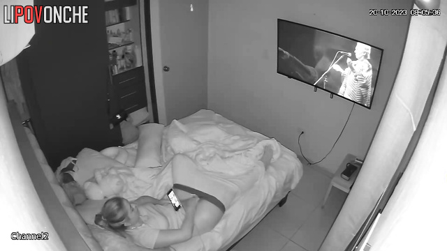 A bored charmer satisfies her lust by watching porn on her phone