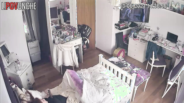A young college student brings herself to orgasm while watching porn on her phone