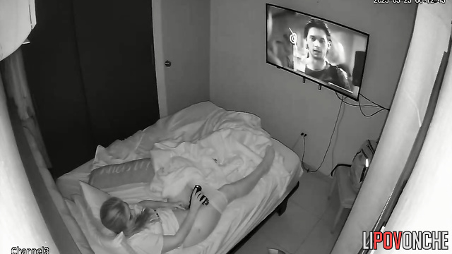 A bored mommy reaches an intense orgasm with a vibro massager