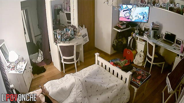 While watching porn, a pretty redheaded girl came very quickly