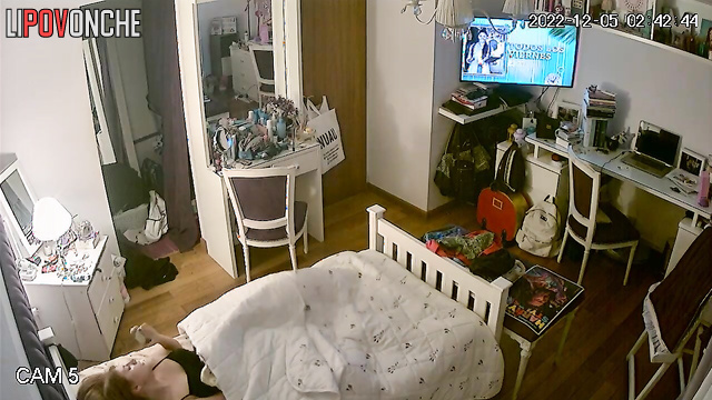 While watching porn, a pretty redheaded girl came very quickly