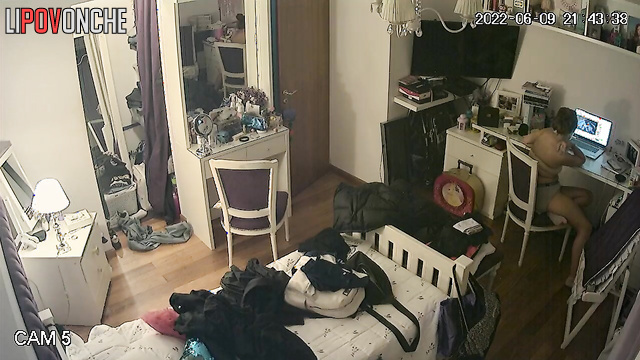Her boring life exposed to the void, bedroom scenes