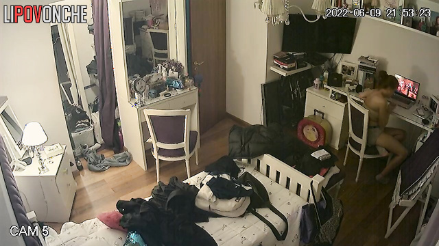 Her boring life exposed to the void, bedroom scenes
