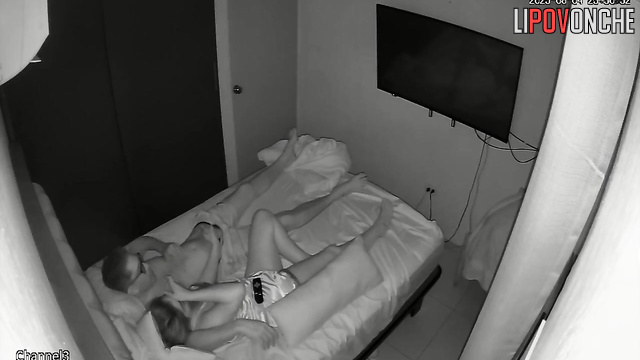 Boyfriend made her cunni after tv watching, night video