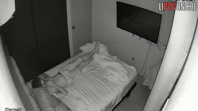 Boyfriend made her cunni after tv watching, night video