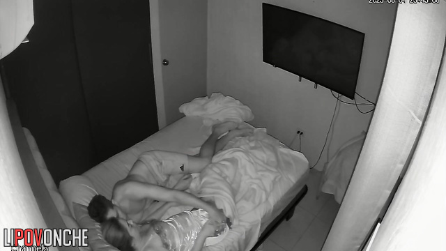 Boyfriend made her cunni after tv watching, night video