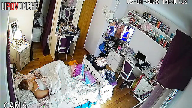 She likes to cum without the help of men, spy camera