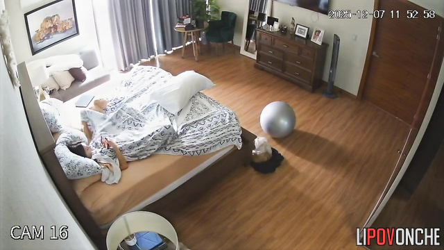 Her clit rubbing against the pillow, hot solo video