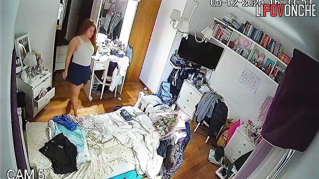 Chubby has a date today and needs her best outfit