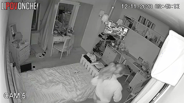 Younп babe fooling around in the dark, solo video
