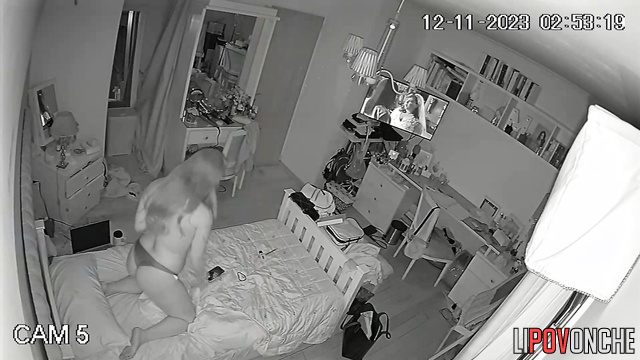 Younп babe fooling around in the dark, solo video