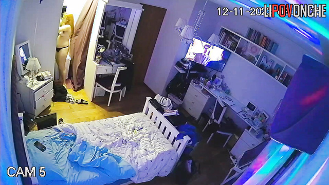 Younп babe fooling around in the dark, solo video