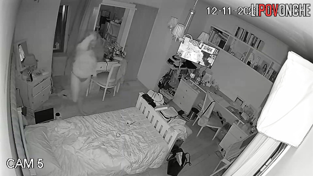 Younп babe fooling around in the dark, solo video