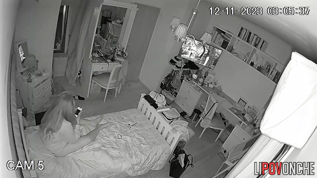 Younп babe fooling around in the dark, solo video