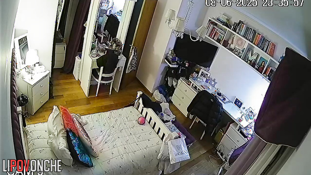 She changed a lot of outfits that day / hidden cam