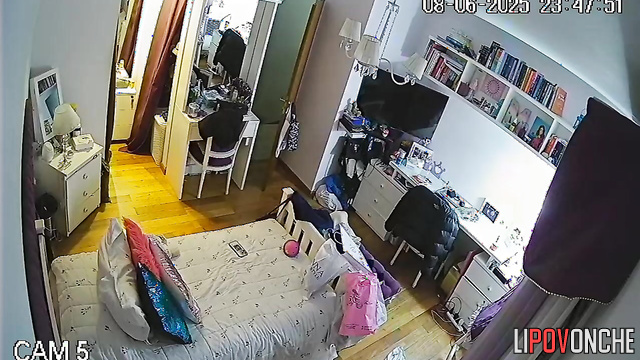 She changed a lot of outfits that day / hidden cam