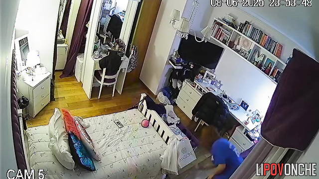 She changed a lot of outfits that day / hidden cam