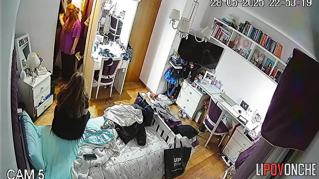 Girl with nice tits changes her clothes in front of relative