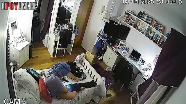 She have just shaved her pussy and wanna show result to everyone