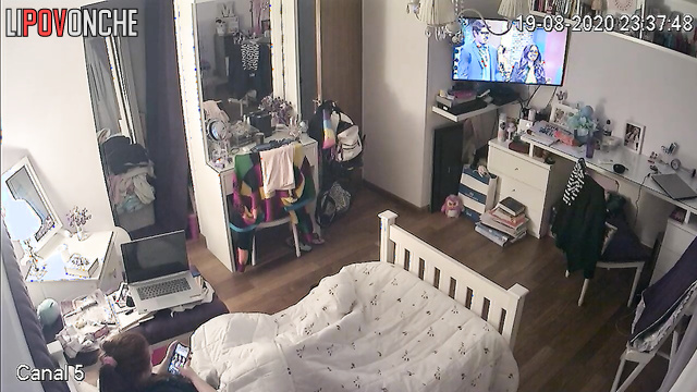 This girl can't spend a day without sexting with her lover (hidden cam shows all)