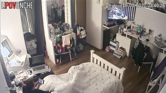 This girl can't spend a day without sexting with her lover (hidden cam shows all)