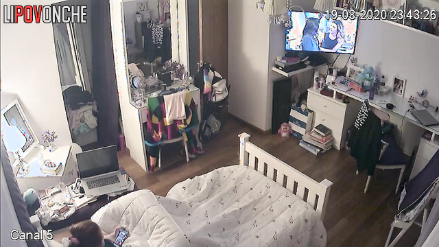 This girl can't spend a day without sexting with her lover (hidden cam shows all)
