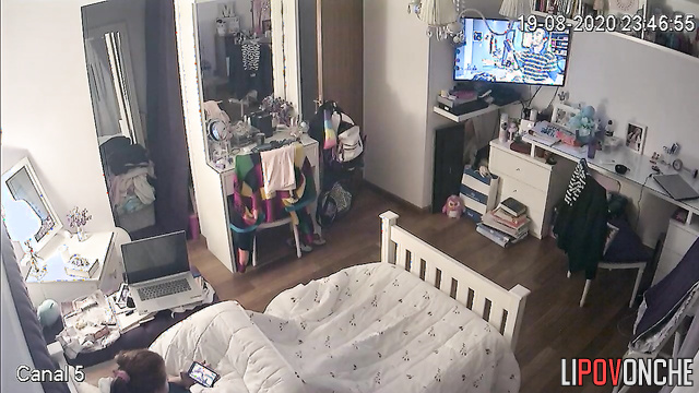 This girl can't spend a day without sexting with her lover (hidden cam shows all)