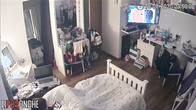 This girl can't spend a day without sexting with her lover (hidden cam shows all)