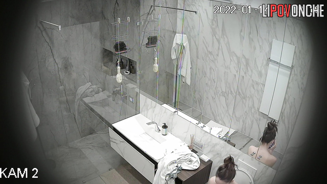 Milf with curvy body shapes washes her pussy (she doesn't know about cam)