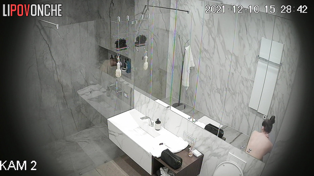 This camera in the bathroom shows how sexy this chick looks naked