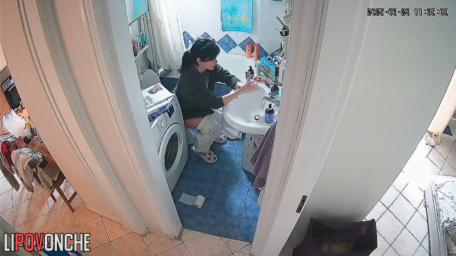 A girl with her bare ass washes her hands without getting up from the toilet