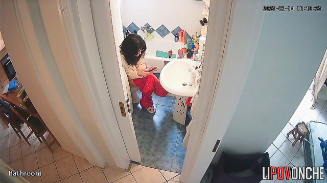 A young, cute housewife wearing glasses washed her delicate anus with warm water
