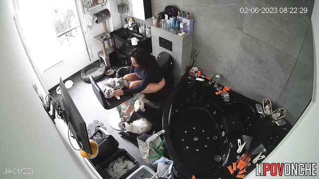 The curvy brunette prefers to sit on the toilet with the window open