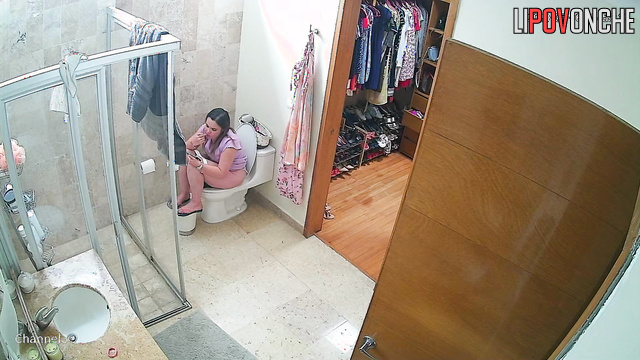 Mommy lifts legs higher so she can sit more comfortably on the toilet with big ass