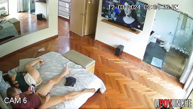 Babe making him handjob during tv watching - home video