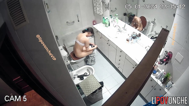Brunette made pregnancy test / video from her bathroom